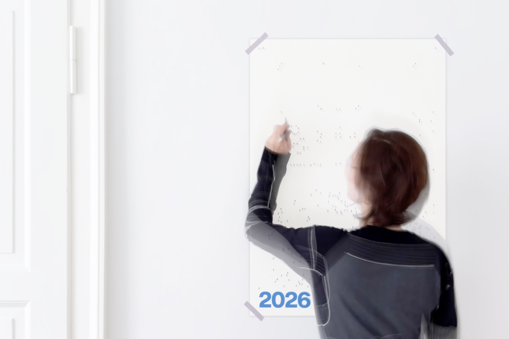 Der Wandkalender wird an der Wand angebracht